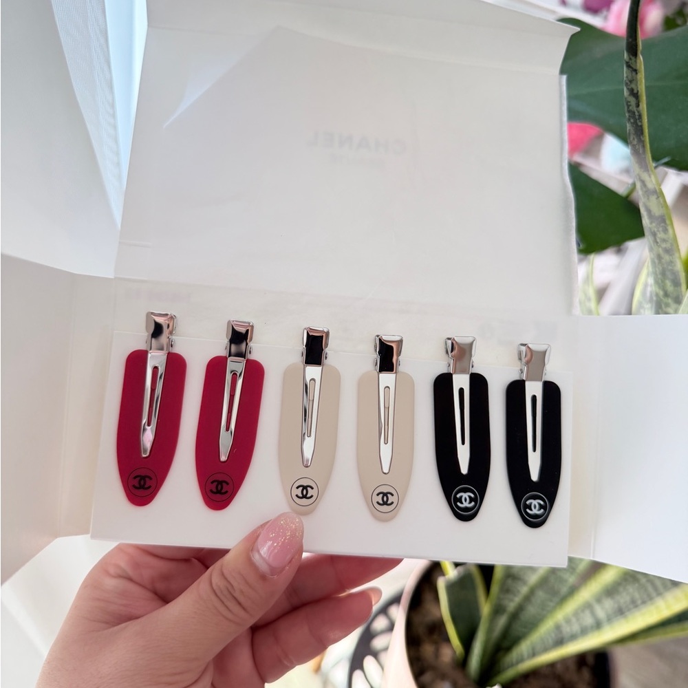 CHANEL Elegant Pink, White, and Black Hair Clips - Picture 4 of 6